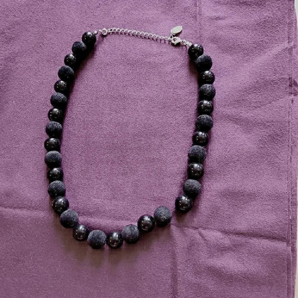 Necklace for play, a choker in silver with black beads